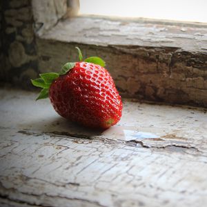 Preview wallpaper strawberry, berry, sill