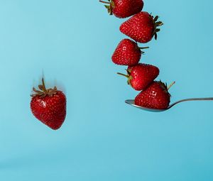 Preview wallpaper strawberry, berry, spoon, blue