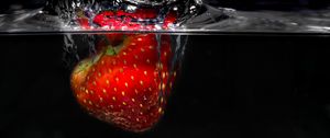 Preview wallpaper strawberry, berry, spray, close-up