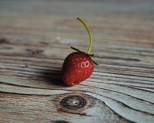 Preview wallpaper strawberry, berry, surface, wooden