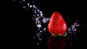 Preview wallpaper strawberry, berry, water, spray