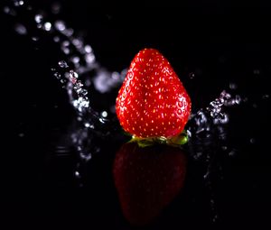 Preview wallpaper strawberry, berry, water, spray