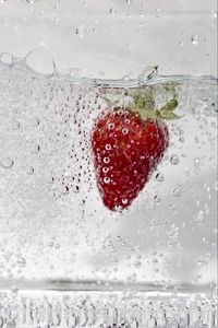 Preview wallpaper strawberry, berry, water, under water, bubbles, macro