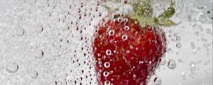 Preview wallpaper strawberry, berry, water, under water, bubbles, macro