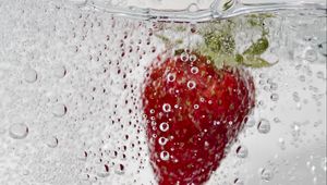 Preview wallpaper strawberry, berry, water, under water, bubbles, macro