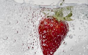 Preview wallpaper strawberry, berry, water, under water, bubbles, macro
