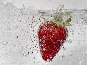 Preview wallpaper strawberry, berry, water, under water, bubbles, macro
