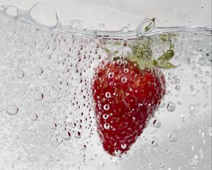 Preview wallpaper strawberry, berry, water, under water, bubbles, macro