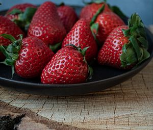 Preview wallpaper strawberry, berry, wooden