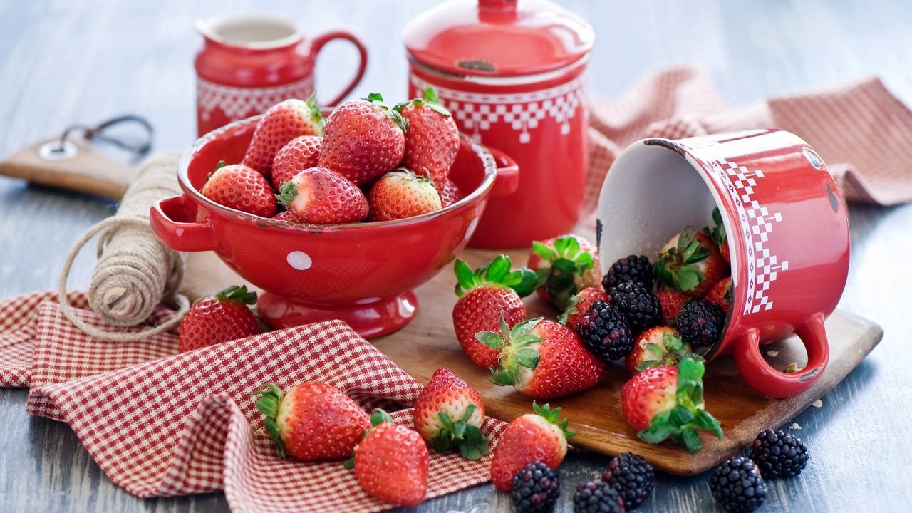Wallpaper strawberry, blackberry, berry, set, tableware