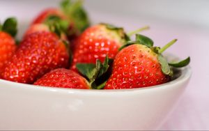 Preview wallpaper strawberry, bowl, berry