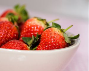 Preview wallpaper strawberry, bowl, berry