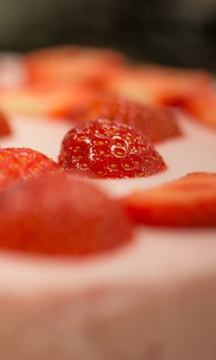 240x400 Wallpaper strawberry, cake, strawberry cake, dessert
