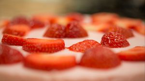 Preview wallpaper strawberry, cake, strawberry cake, dessert