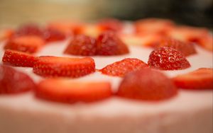 Preview wallpaper strawberry, cake, strawberry cake, dessert