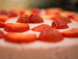 Preview wallpaper strawberry, cake, strawberry cake, dessert