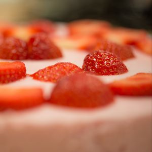 Preview wallpaper strawberry, cake, strawberry cake, dessert