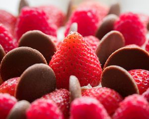 Preview wallpaper strawberry, chocolate, dessert, berries, red