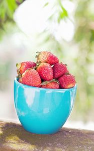 Preview wallpaper strawberry, cup, berry, berries, food