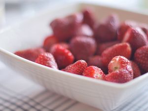 Preview wallpaper strawberry, dish, berry