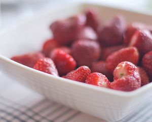 Preview wallpaper strawberry, dish, berry