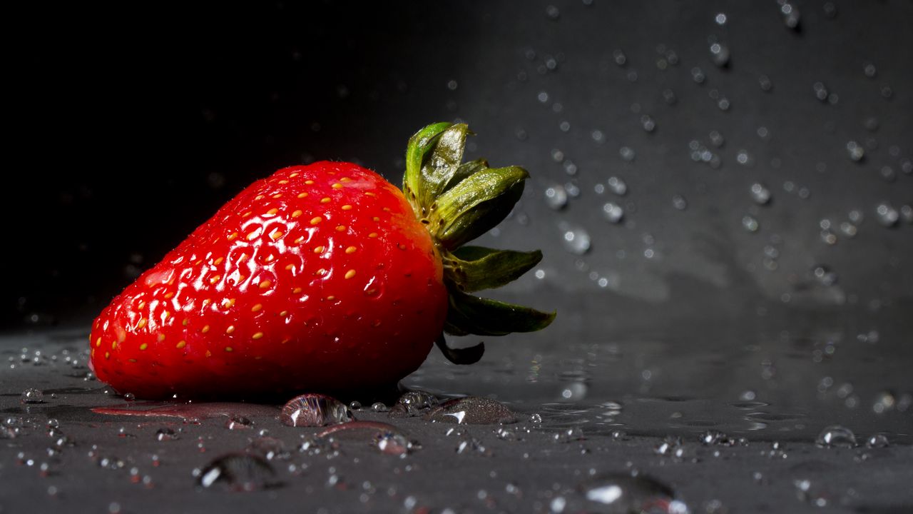 Wallpaper strawberry, drops, berry, close-up