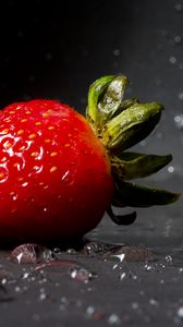 Preview wallpaper strawberry, drops, berry, close-up