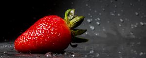 Preview wallpaper strawberry, drops, berry, close-up