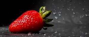 Preview wallpaper strawberry, drops, berry, close-up