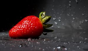 Preview wallpaper strawberry, drops, berry, close-up