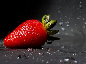 Preview wallpaper strawberry, drops, berry, close-up