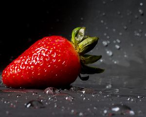 Preview wallpaper strawberry, drops, berry, close-up