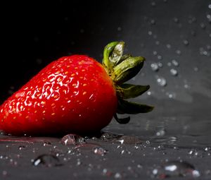 Preview wallpaper strawberry, drops, berry, close-up