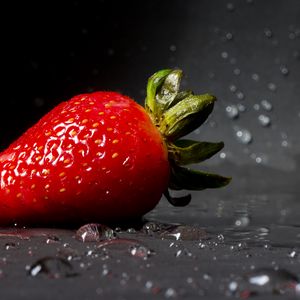 Preview wallpaper strawberry, drops, berry, close-up