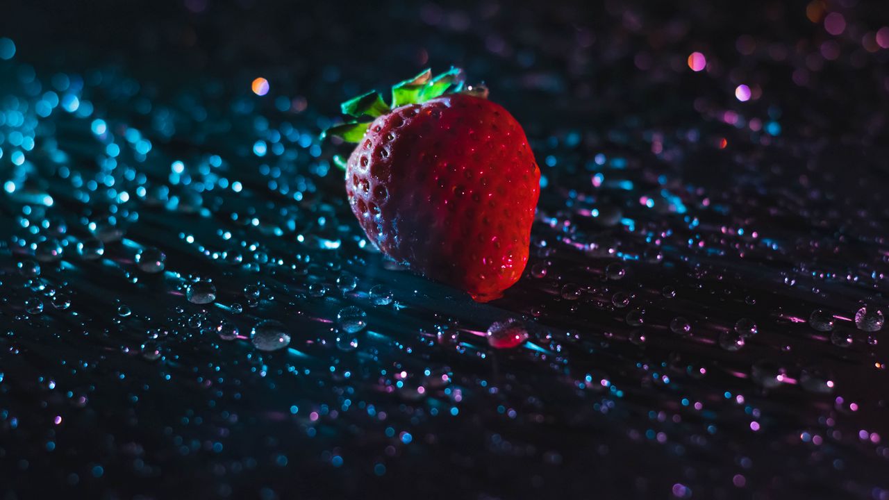 Wallpaper strawberry, drops, closeup