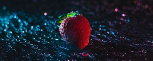 Preview wallpaper strawberry, drops, closeup