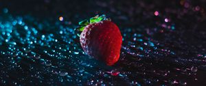 Preview wallpaper strawberry, drops, closeup