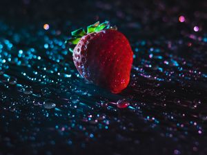 Preview wallpaper strawberry, drops, closeup