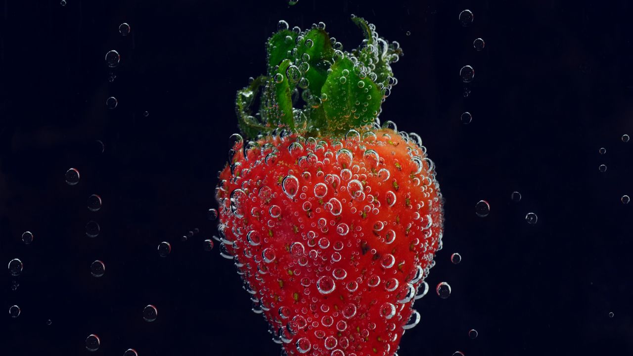 Wallpaper strawberry, drops, water, closeup