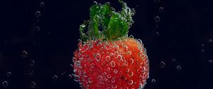 Preview wallpaper strawberry, drops, water, closeup