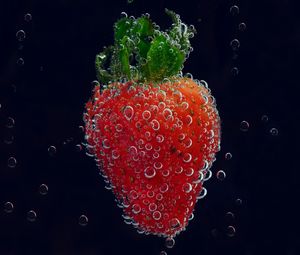 Preview wallpaper strawberry, drops, water, closeup