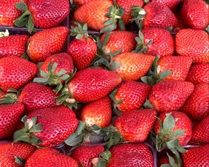 Preview wallpaper strawberry, fruit, berries, red