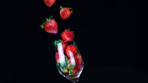 Preview wallpaper strawberry, glass, berries, fruit, red