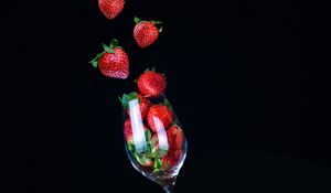 Preview wallpaper strawberry, glass, berries, fruit, red