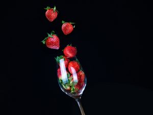 Preview wallpaper strawberry, glass, berries, fruit, red