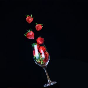 Preview wallpaper strawberry, glass, berries, fruit, red