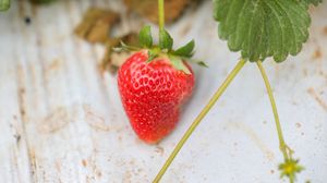Preview wallpaper strawberry, leaves, berry, food, surface
