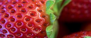 Preview wallpaper strawberry, leaves, berry, macro, red