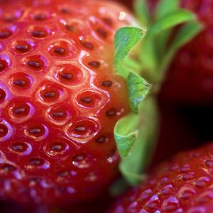 Preview wallpaper strawberry, leaves, berry, macro, red