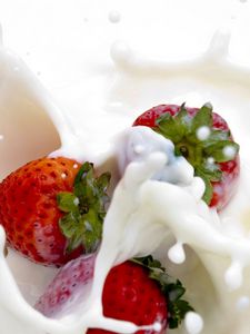 Preview wallpaper strawberry, milk, splashes